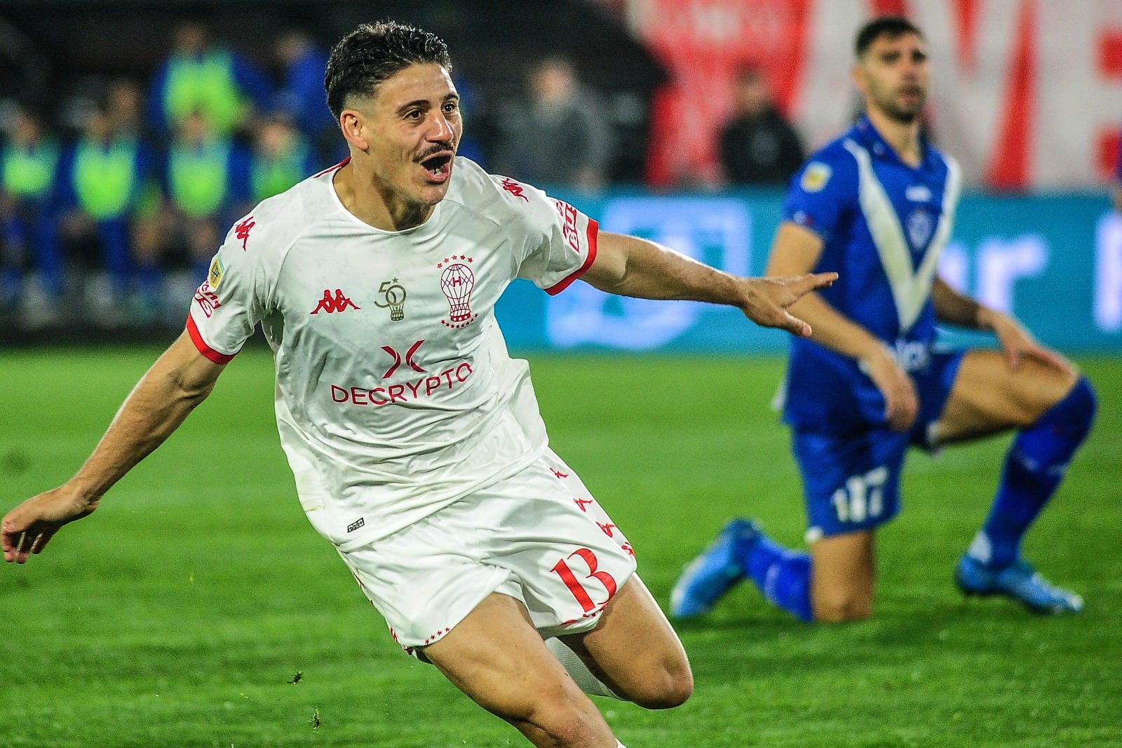 Cóccaro festeja el primer gol, con el que encaminó el triunfo