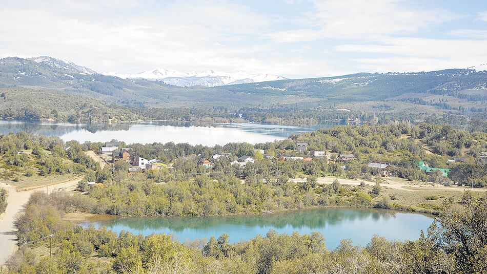 Un paisaje de lagos y montañas envuelve las localidades que se encadenan en la Ruta del Pehuén.