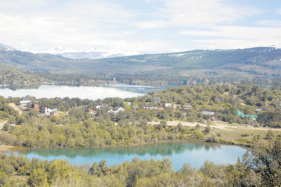 Un paisaje de lagos y montañas envuelve las localidades que se encadenan en la Ruta del Pehuén.