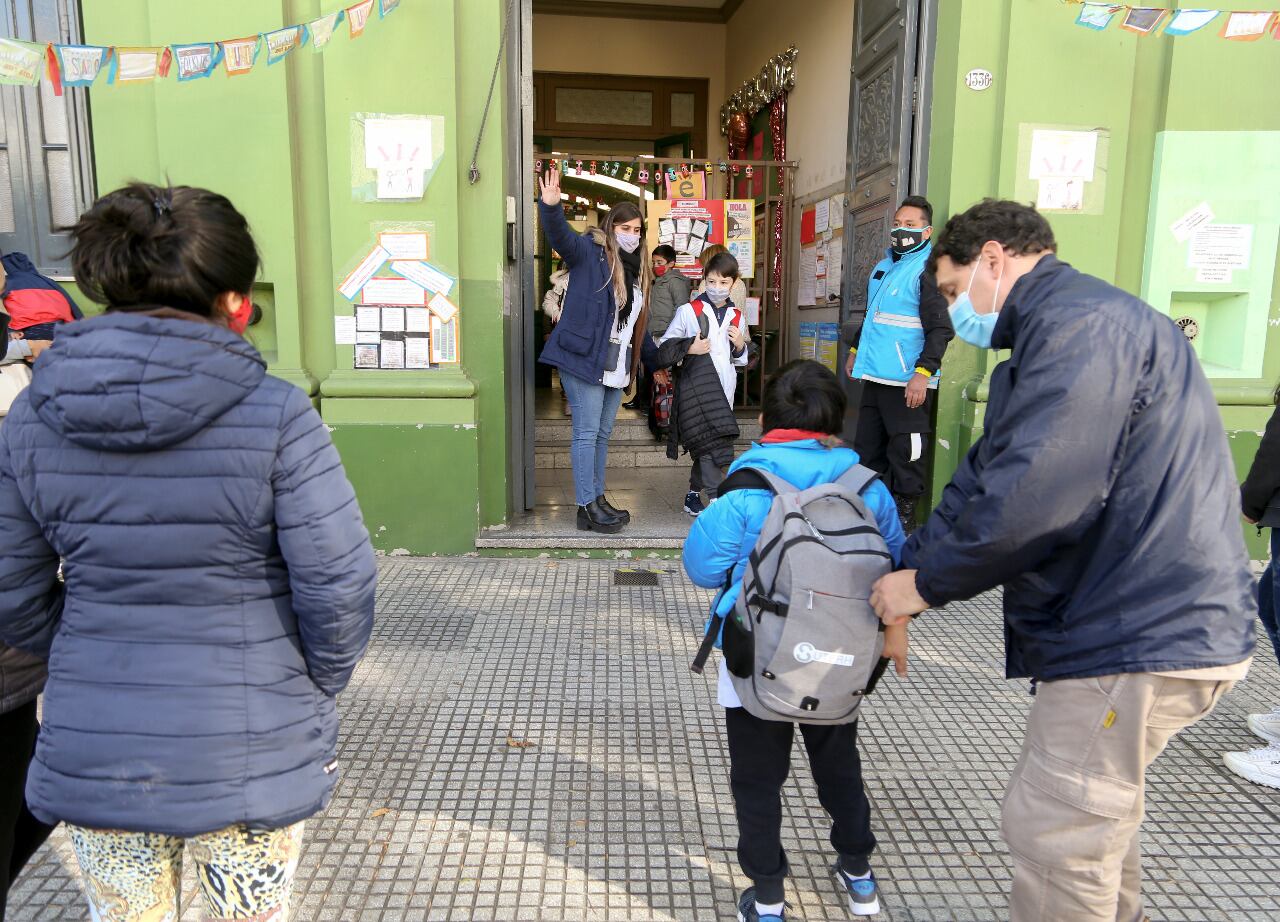 Las escuelas primarias porteñas siguen con las clases presenciales en pandemia. 