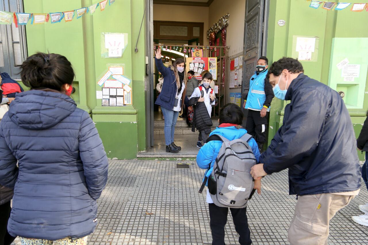 Las escuelas primarias porteñas siguen con las clases presenciales en pandemia.