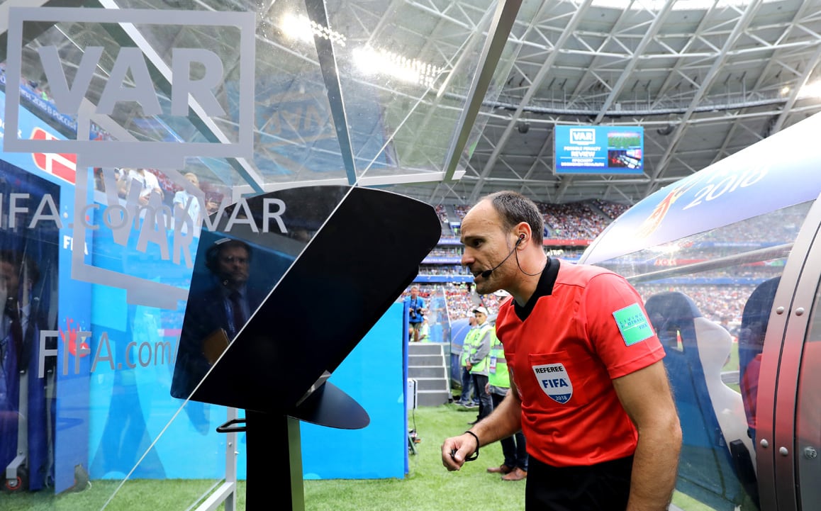 Además del sensor que llevará adentro cada pelota, habrá un sistema de 12 cámaras instalado bajo el techo de cada estadio con el fin de corroborar posibles posiciones adelantadas. Imagen: FIFA vía GettyImages.