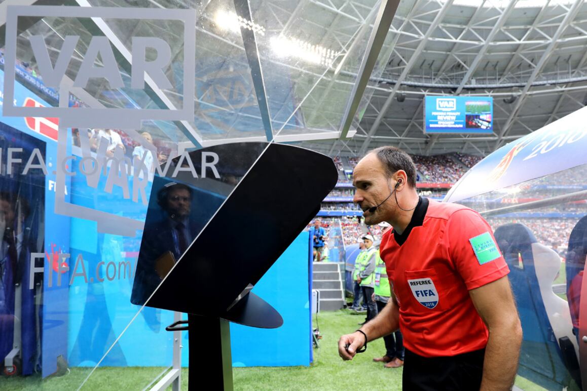 Además del sensor que llevará adentro cada pelota, habrá un sistema de 12 cámaras instalado bajo el techo de cada estadio con el fin de corroborar posibles posiciones adelantadas. Imagen: FIFA vía GettyImages.