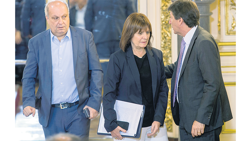 La ministra Patricia Bullrich puso en práctica el reglamento que legaliza lo que hizo el policía Luis Chocobar.