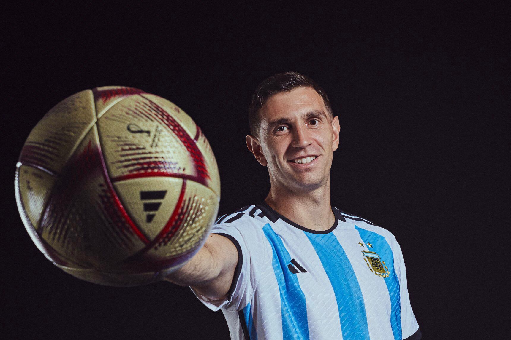 Dibu Martinez y la nueva pelota Al Hilm ("El sueño").