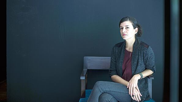 “Mi gesto natural es escribir un cuento. La novela me sale cuando me falla el cuento”, afirma Samanta Schweblin.