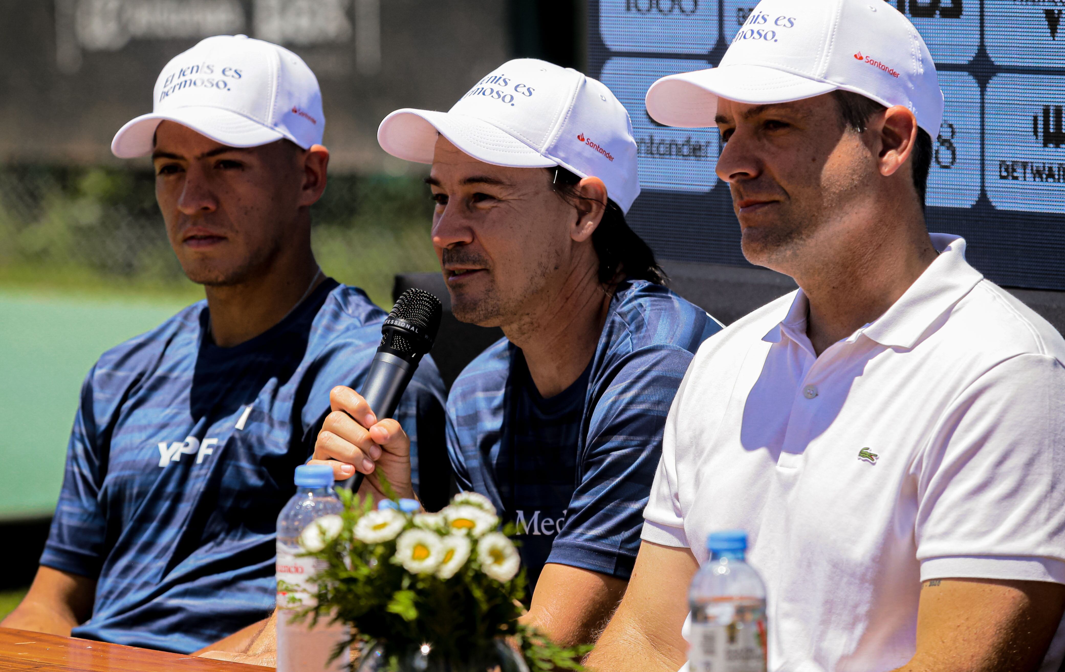 El capitán Coria, junto con el presidente Calleri y el singlista Báez.