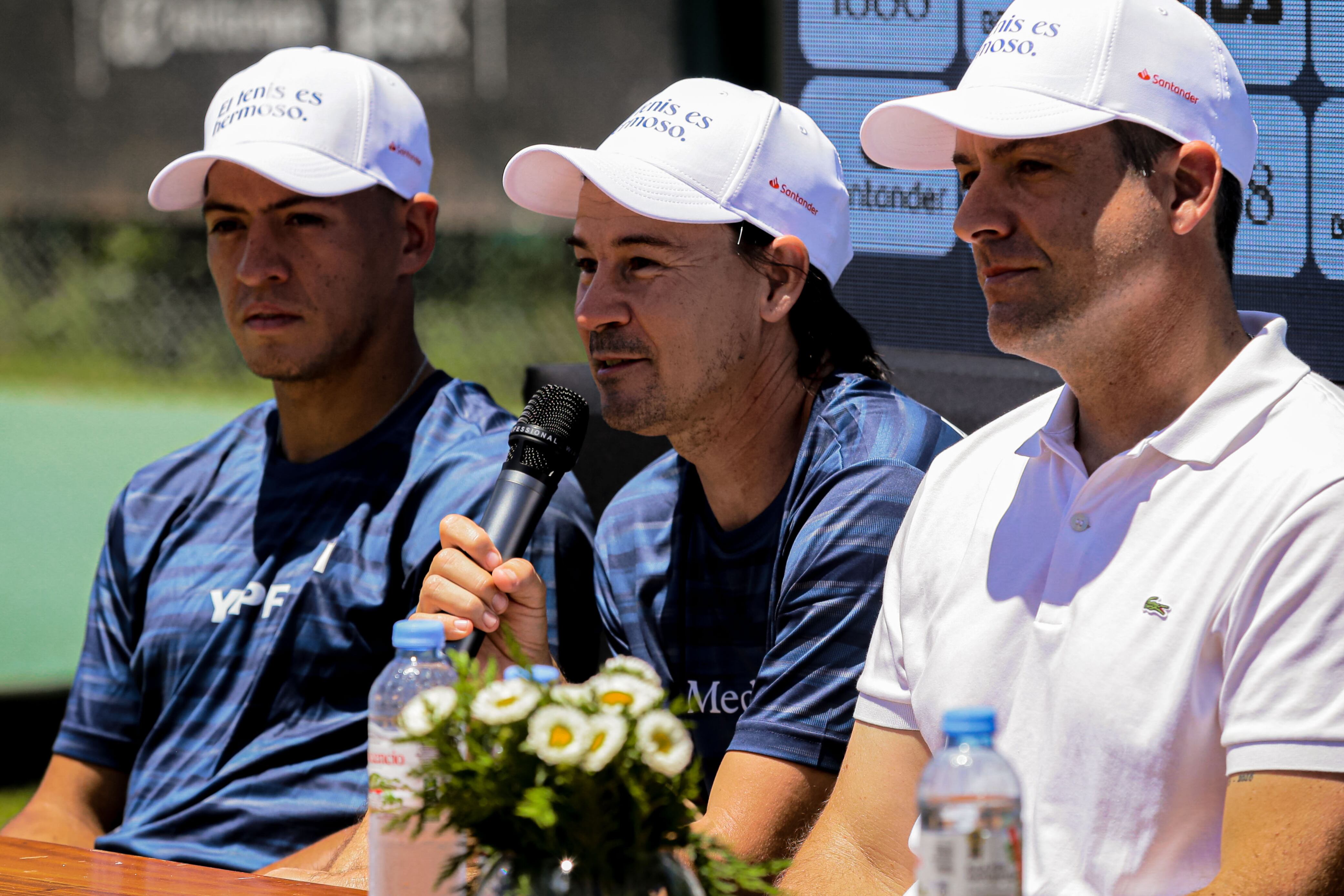 El capitán Coria, junto con el presidente Calleri y el singlista Báez.