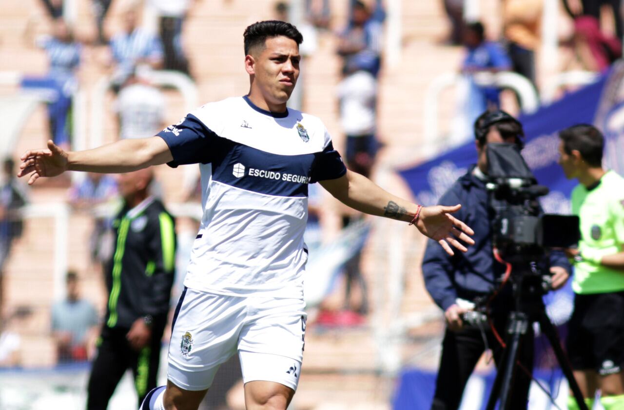 Nicolás Contín, atacante del Lobo platense.