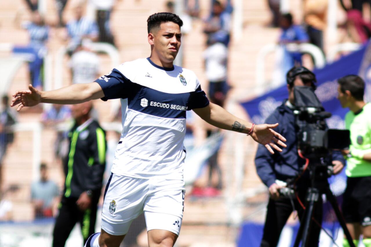 Nicolás Contín, atacante del Lobo platense.