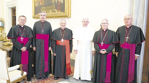 Francisco se reunió con los obispos chilenos en el Vaticano.