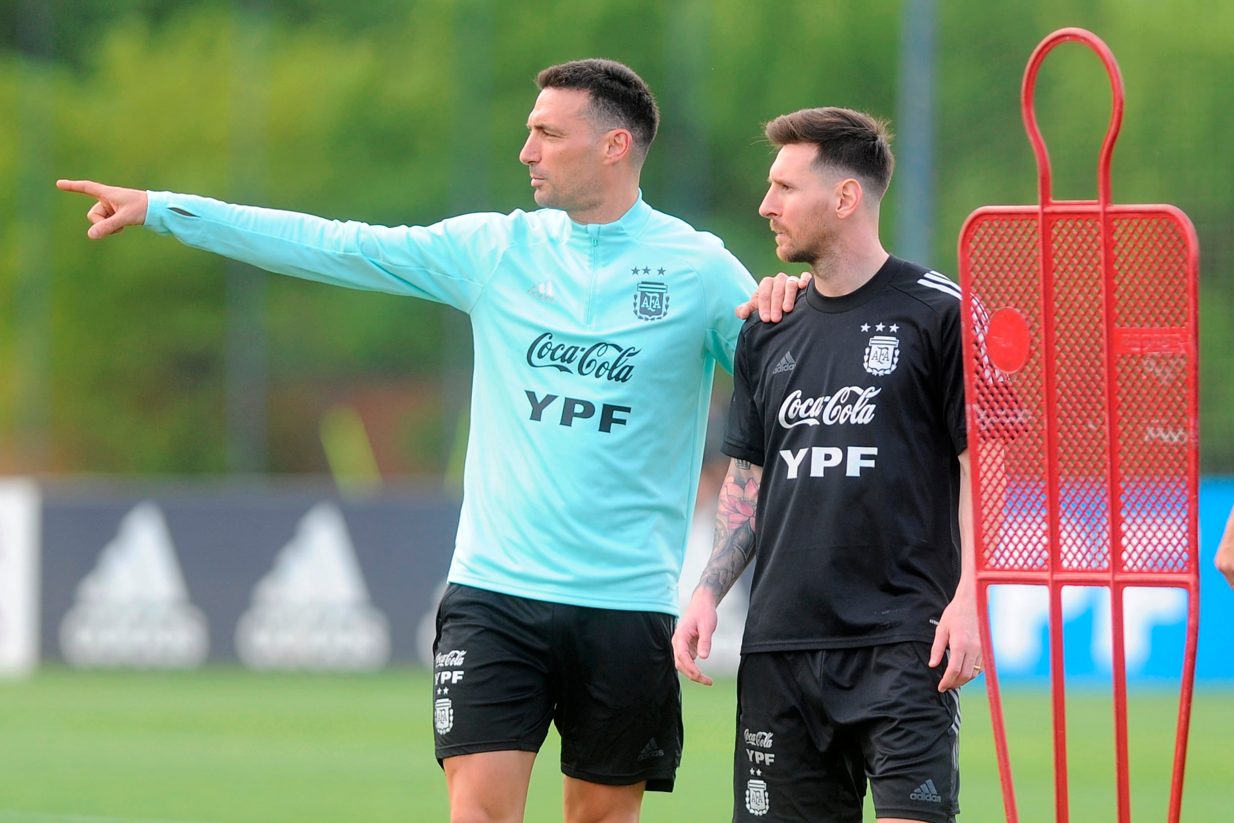 Los Lioneles, Messi y Scaloni.