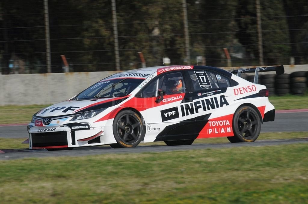 Matás Rossi a bordo del Toyota Corolla en el Gálvez.