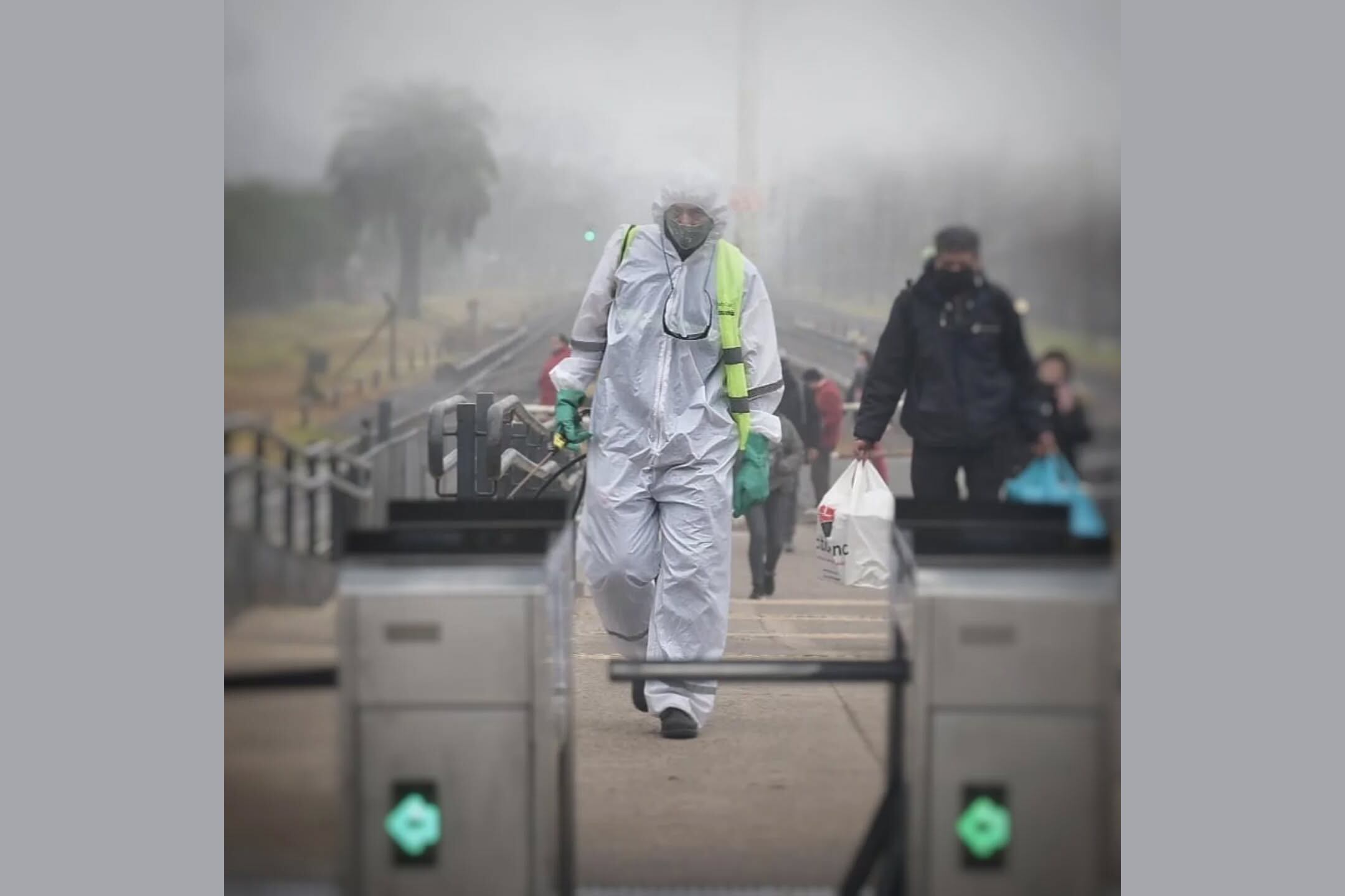 Una extraña niebla cae sobre el Conurbano, por @facucardellafotos.