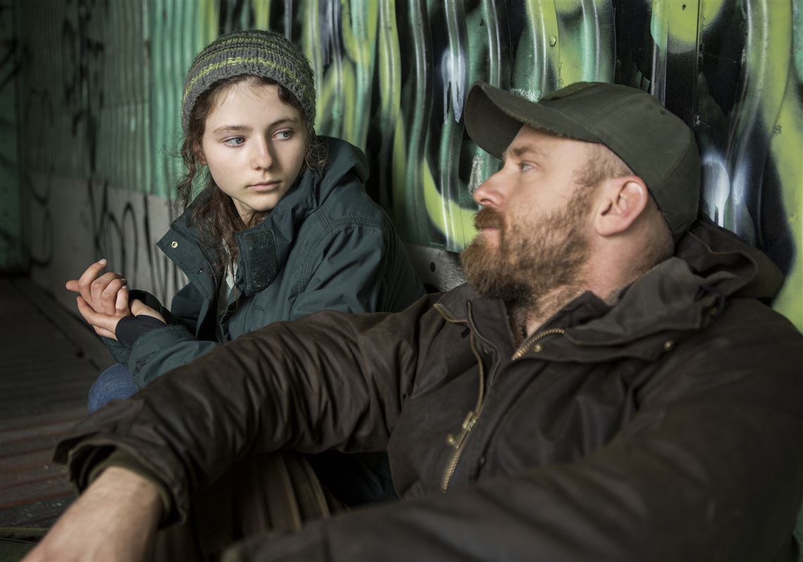 Thomasin McKenzie y Ben Foster en una escena de "Leave No Trace" (No dejes rastro).