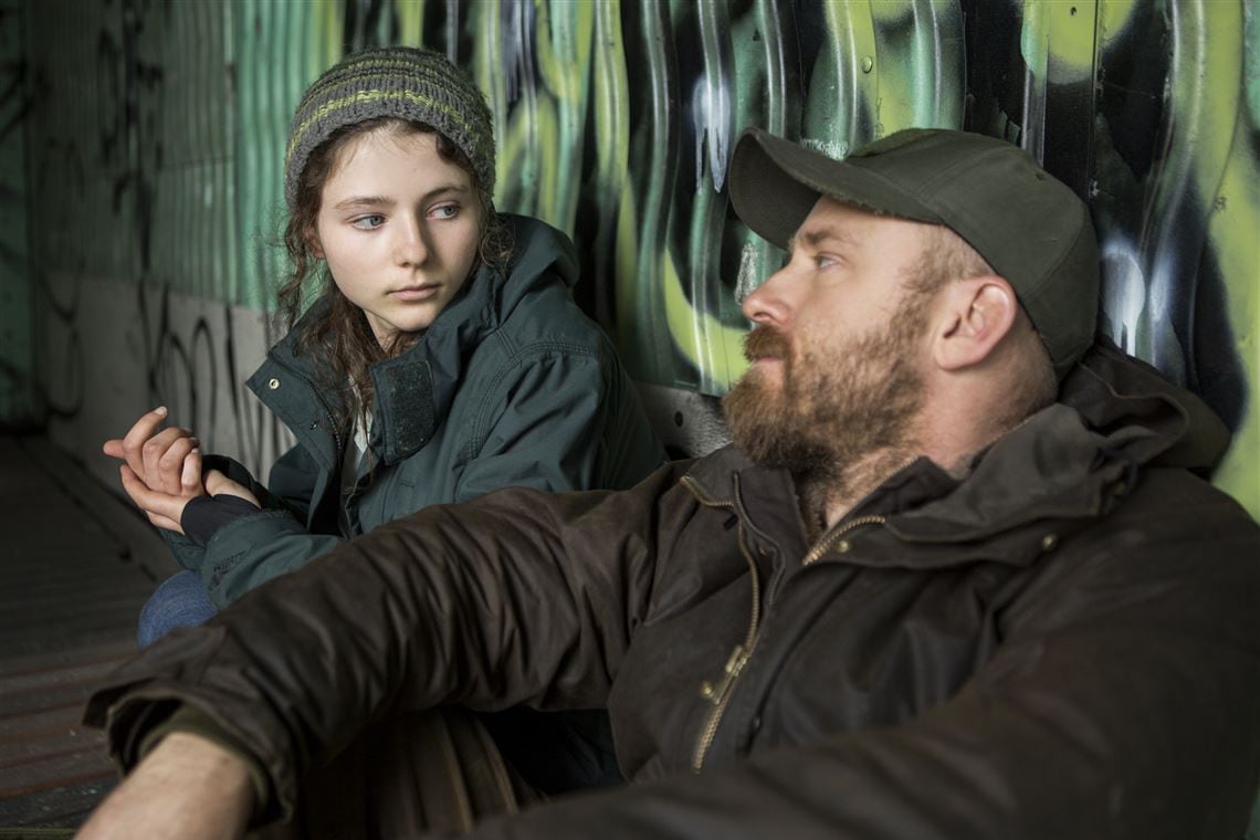 Thomasin McKenzie y Ben Foster en una escena de "Leave No Trace" (No dejes rastro).