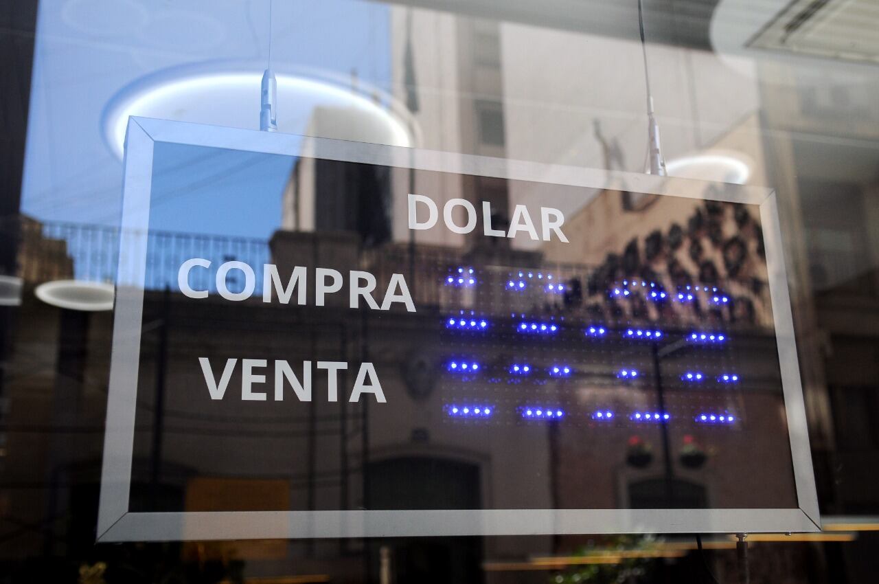Muy pocas operaciones en la plaza. Por fuera, el contado con liqui sigue presionando.