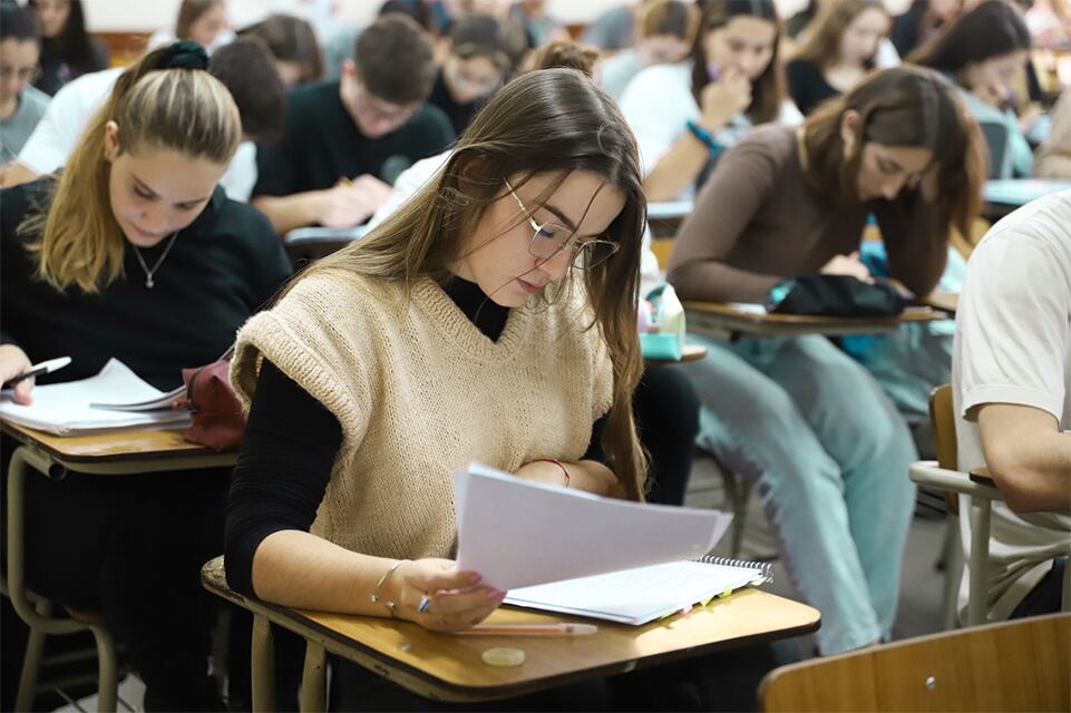 Las mujeres presentan mayores niveles educativos.