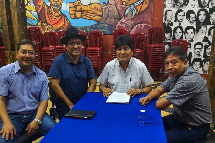 El presidente derrocado con los tres candidatos que lograron venir a Buenos Aires.