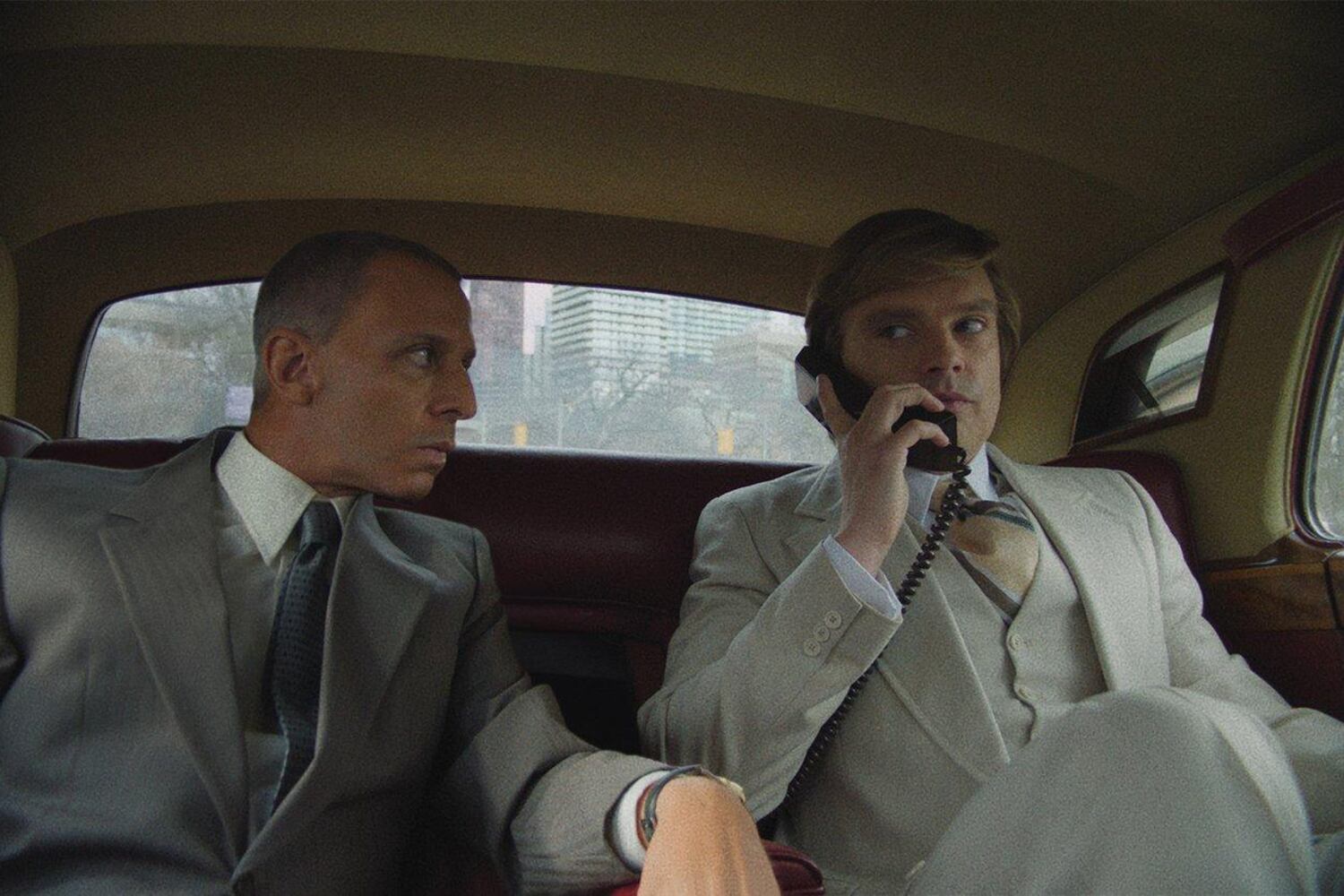 Jeremy Strong como Roy Cohn y Sebastian Stan como Donald Trump.