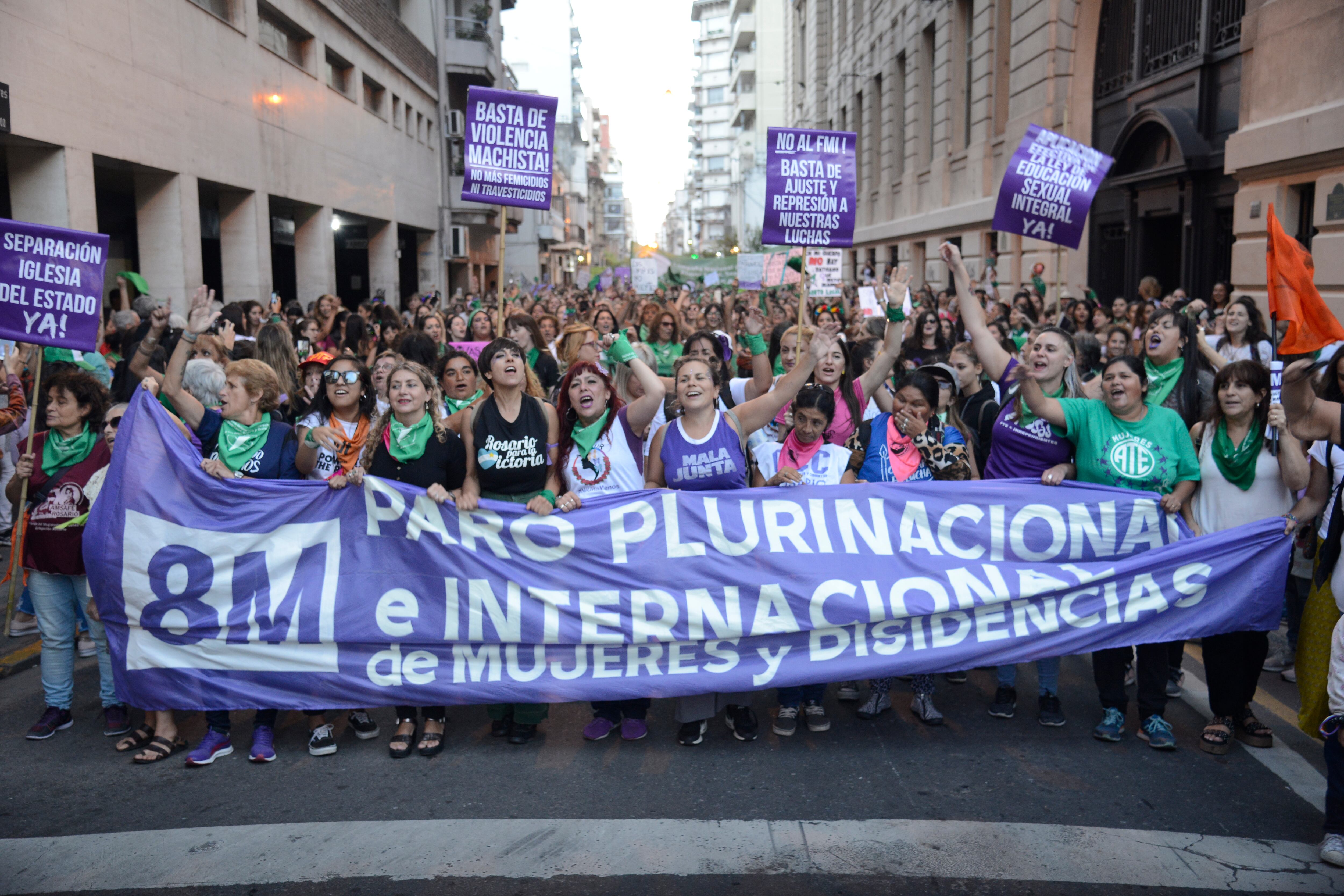 El frente de la marcha y decenas de cuadras marchando.