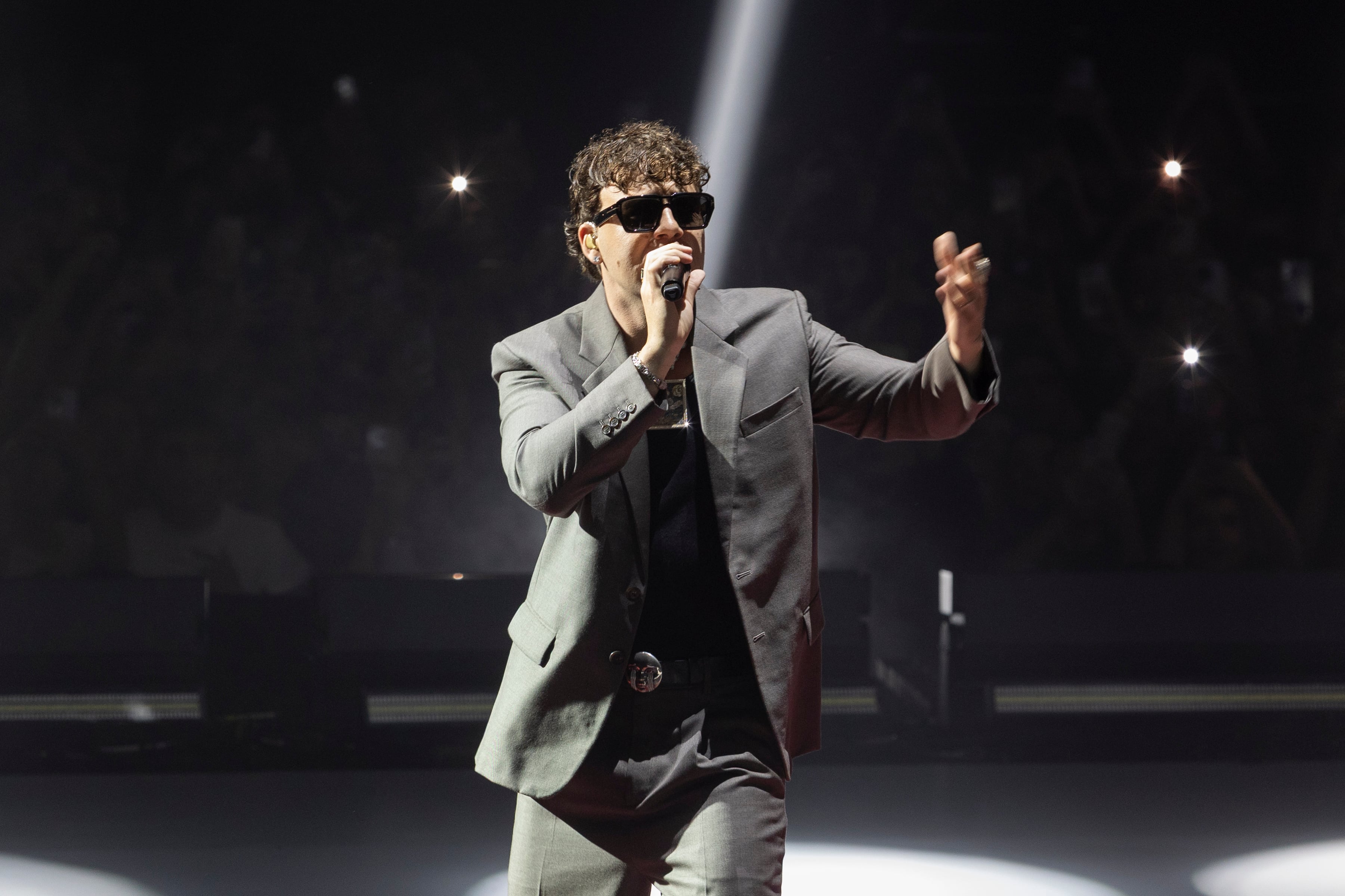 Quevedo se paró sobrio en el escenario para dejar que despeguen sus canciones, entre el perreo, el lloriqueo y el romance