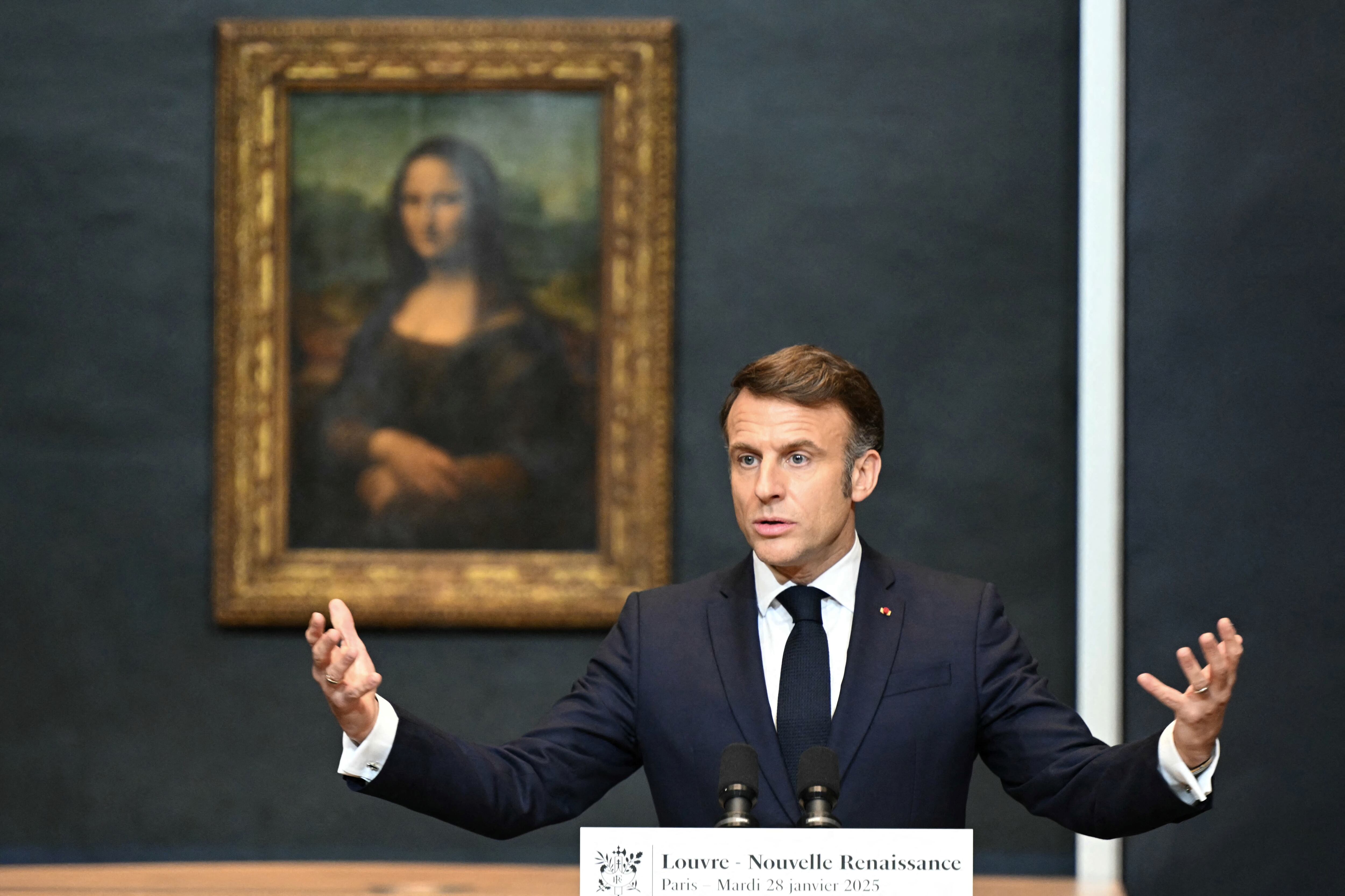 Macron habla con "La Gioconda" de fondo. 