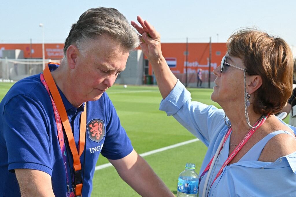Van Gaal junto a su esposa Truss en una práctica de Países Bajos