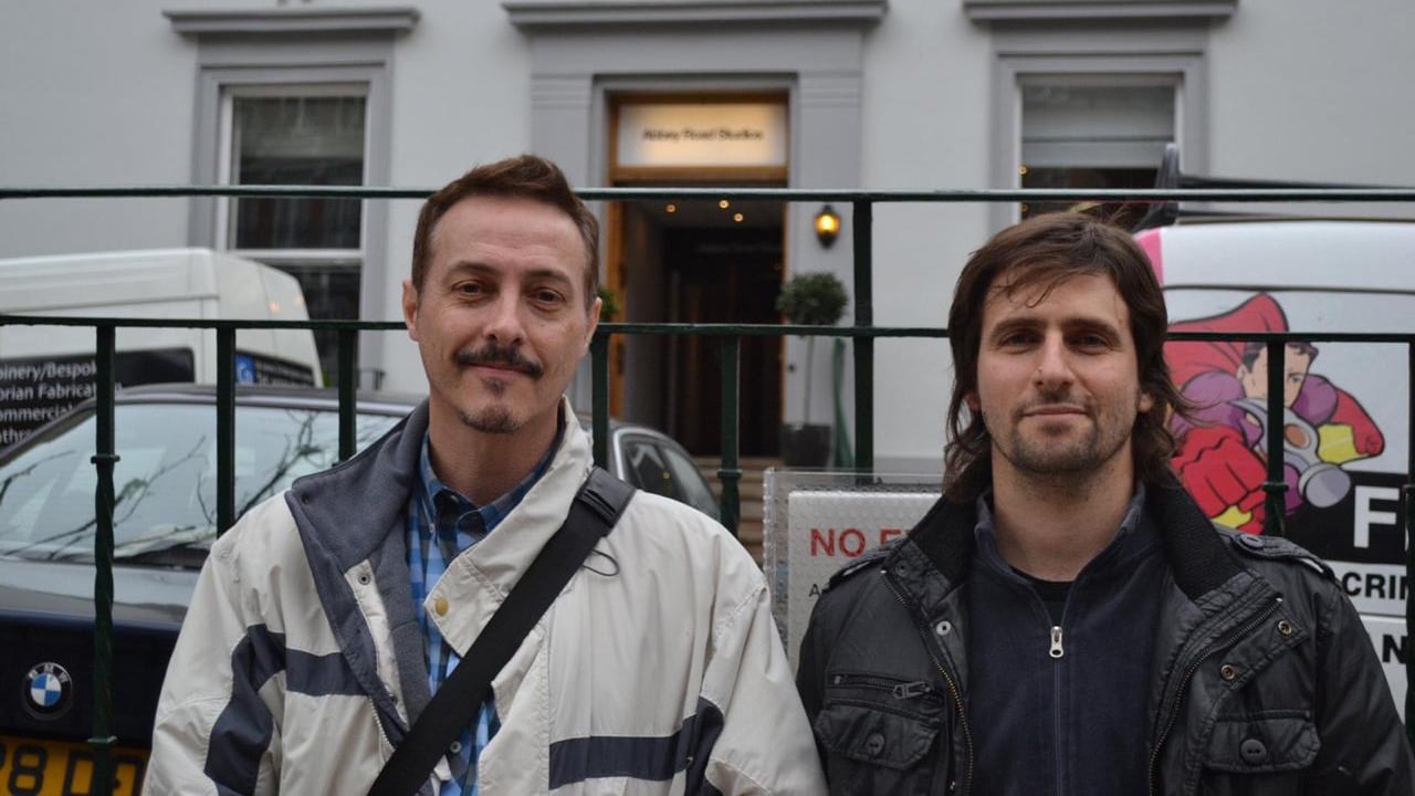 Aznar y Lavigna en la puerta del mítico estudio de EMI.