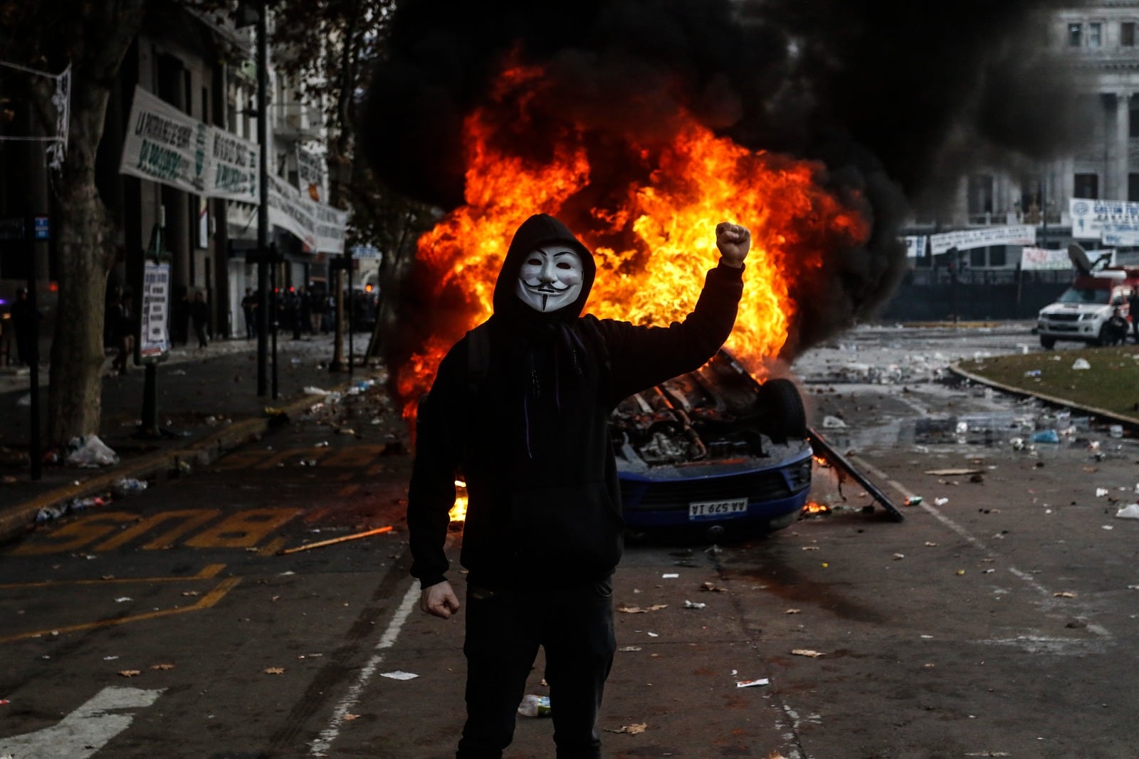 Los que incendiaron el móvil de Cadena 3 no fueron detenidos a pesar de que había policías cerca.