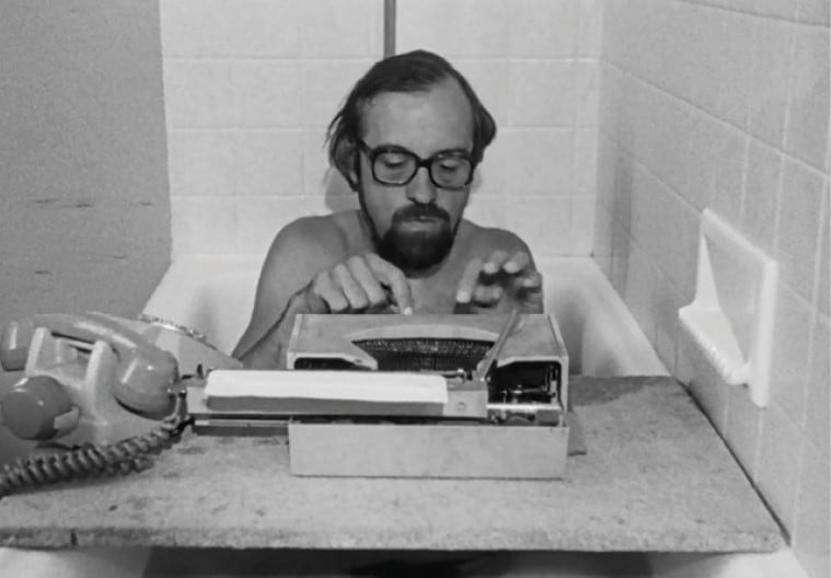 La solemnidad no tiene lugar en los textos de Moullet. 