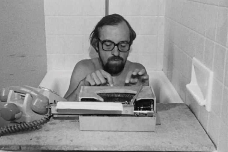 La solemnidad no tiene lugar en los textos de Moullet.