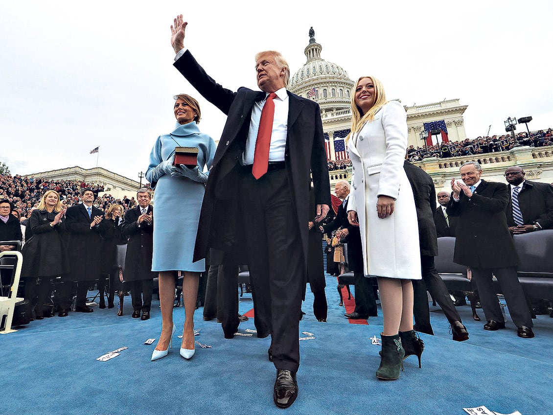 Trump saluda después de jurar como presidente en la puerta del Capitolio junto a su esposa Melania (izq.) y su hija Tiffany.