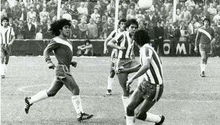 Cabrera toca la pelota cerca de Maradona