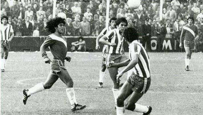 Cabrera toca la pelota cerca de Maradona