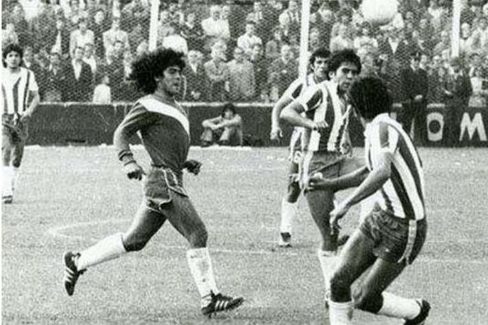 Cabrera toca la pelota cerca de Maradona