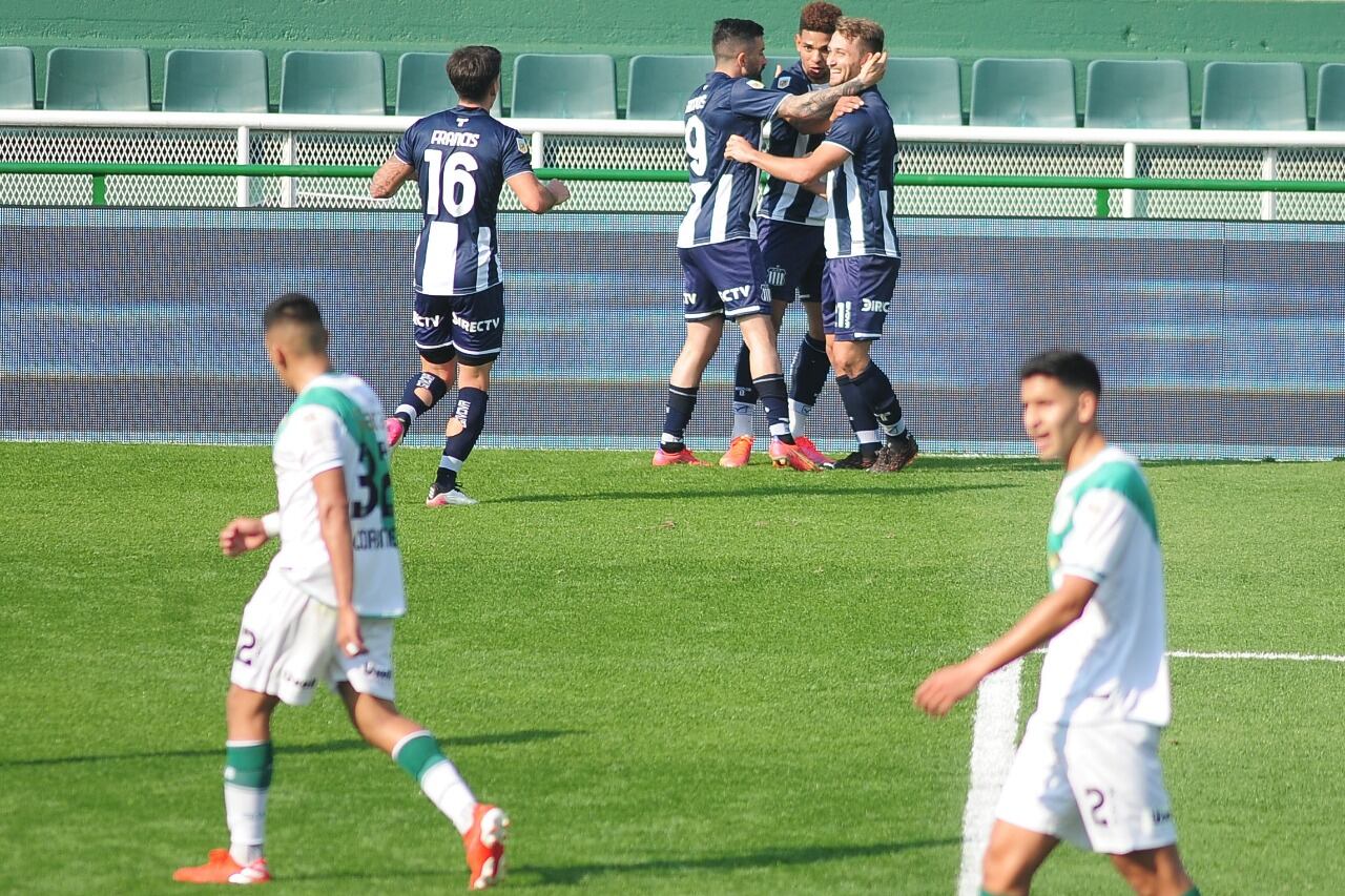 Todo Talleres celebra el gol de Martino.