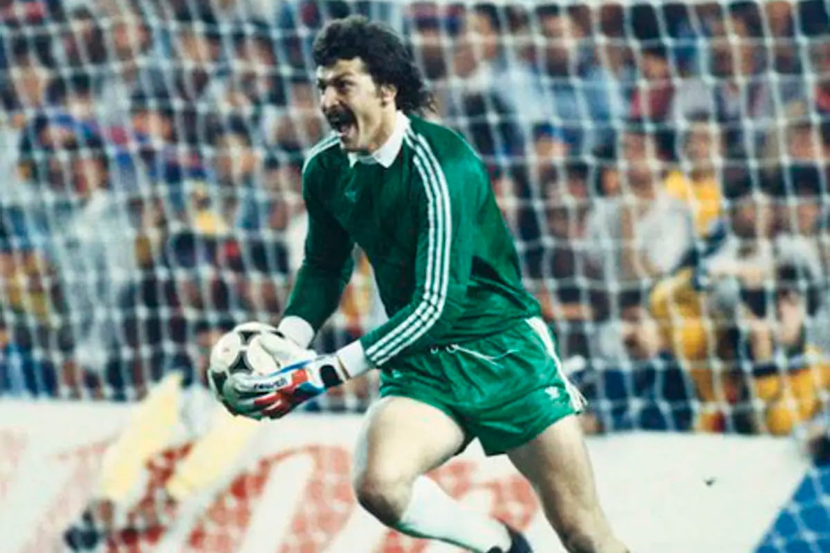 Helmut y toda su euforia tras atajar el cuarto penal.