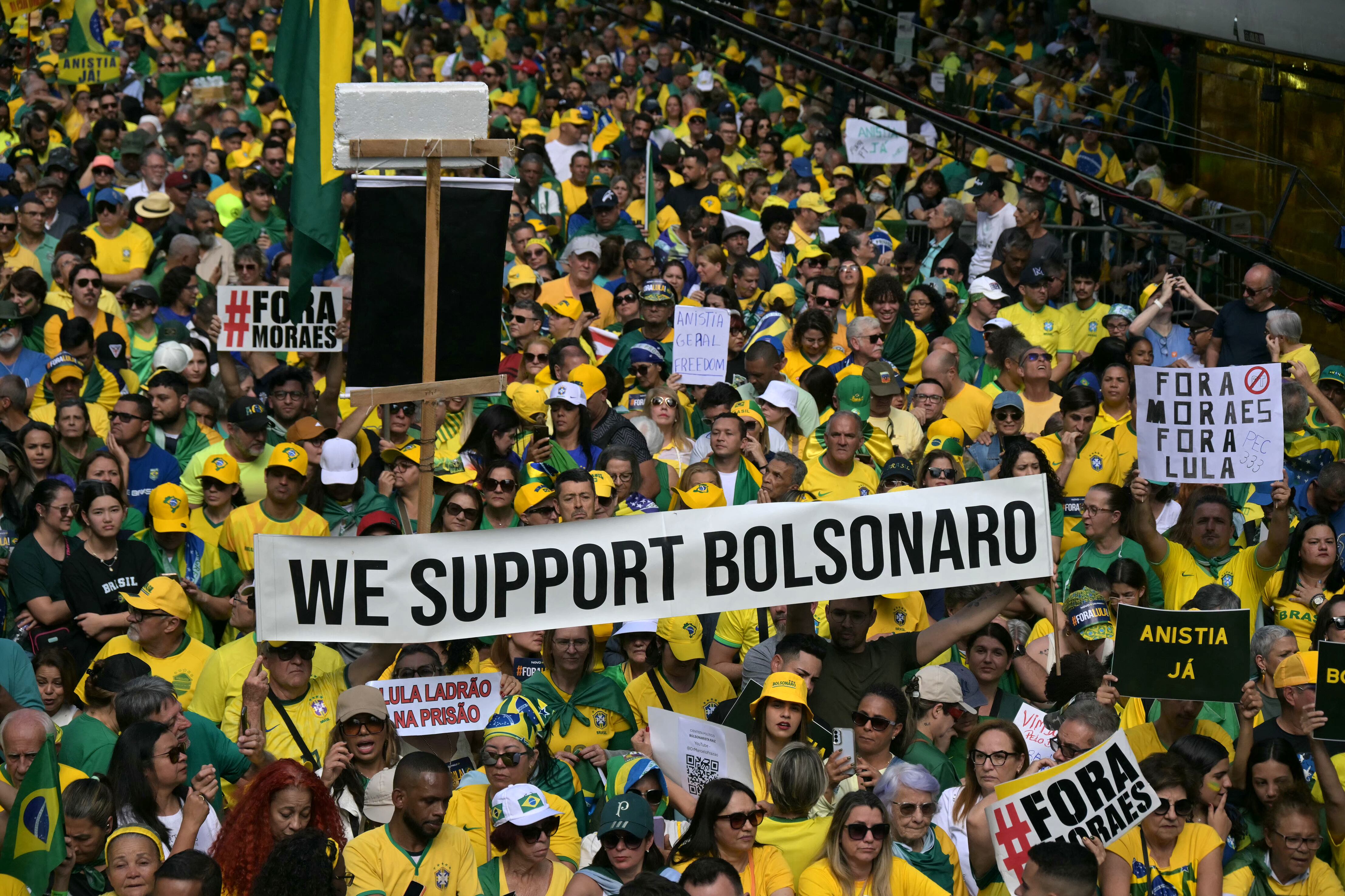 Simpatizantes de Bolsonaro protestan contra el juicio en su contra.