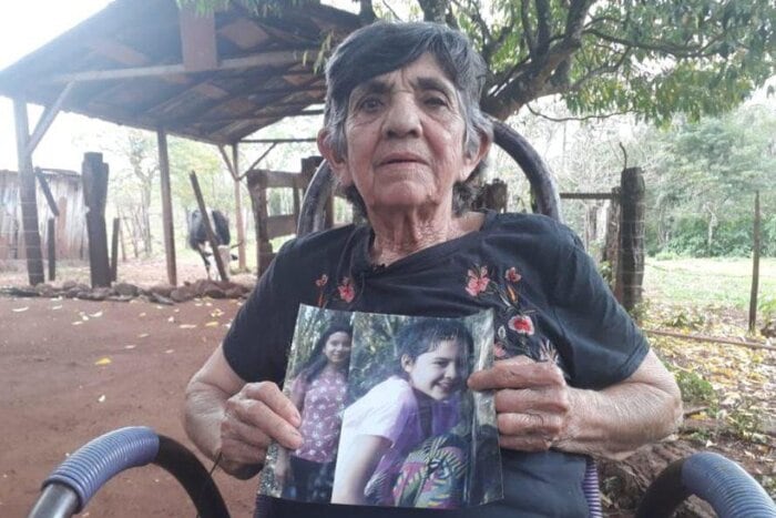 Mariana de Jesús Ayala López, abuela de las nenas, con sus fotografías.  