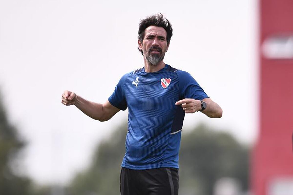 El entrenador Eduardo Domínguez