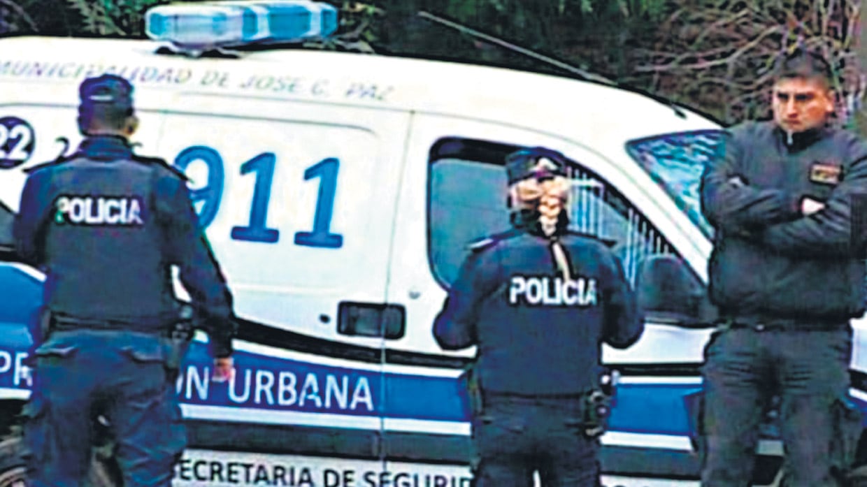 Los agentes bajaron de un móvil de la Unidad de Prevención Municipal de José C. Paz.