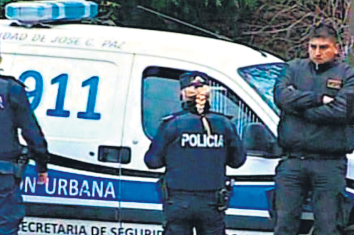 Los agentes bajaron de un móvil de la Unidad de Prevención Municipal de José C. Paz.