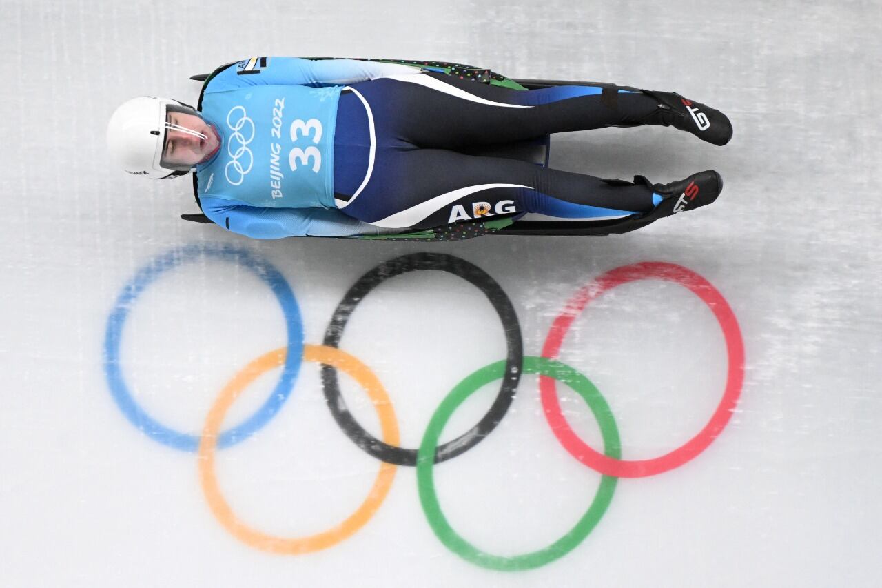 Verónica Ravenna en plena bajada en luge, una disciplina desconocida en Argentina