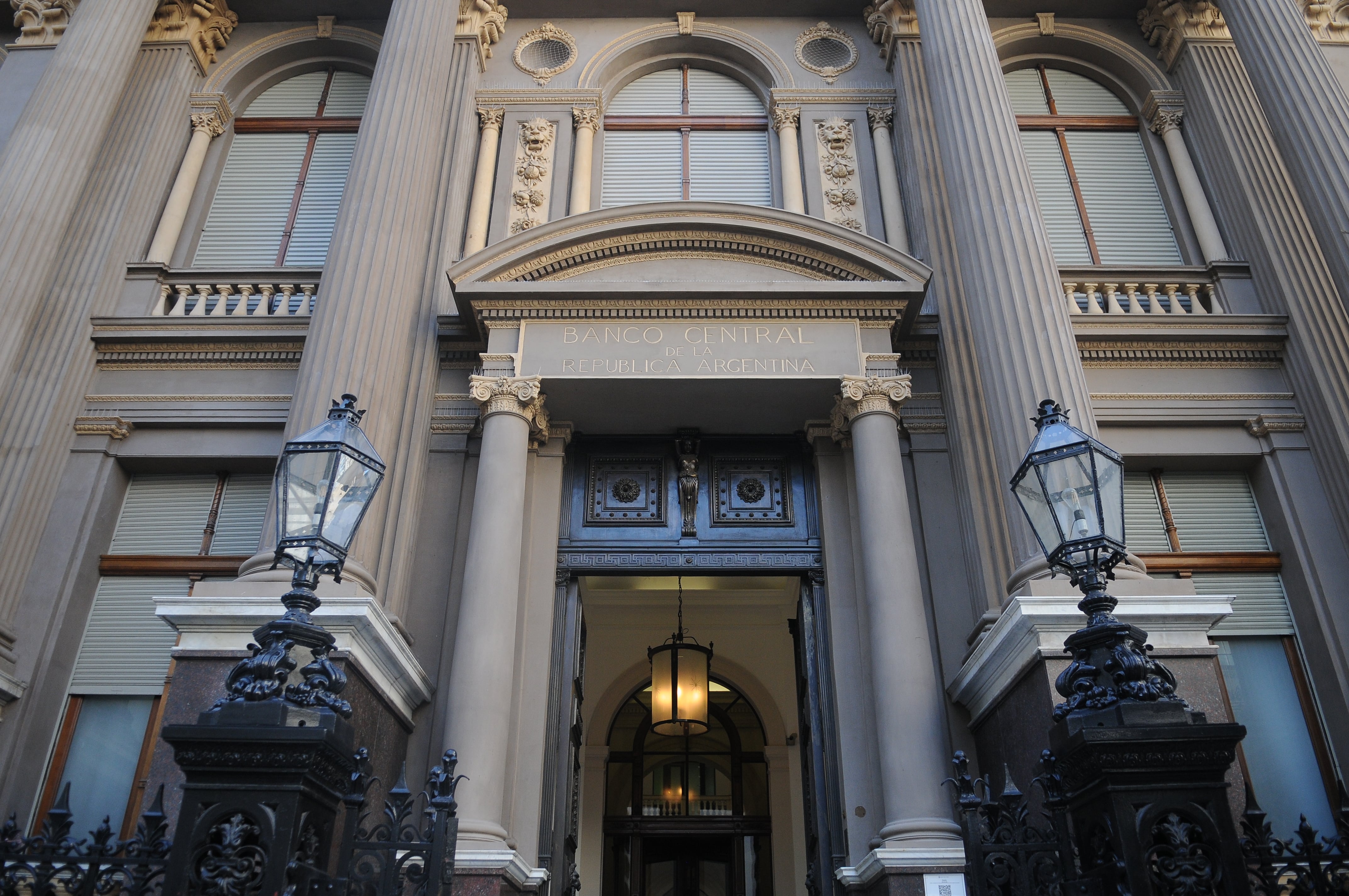 Sin acumular reservas como se esperaba, el Banco Central es el eje de la revisión del FMI