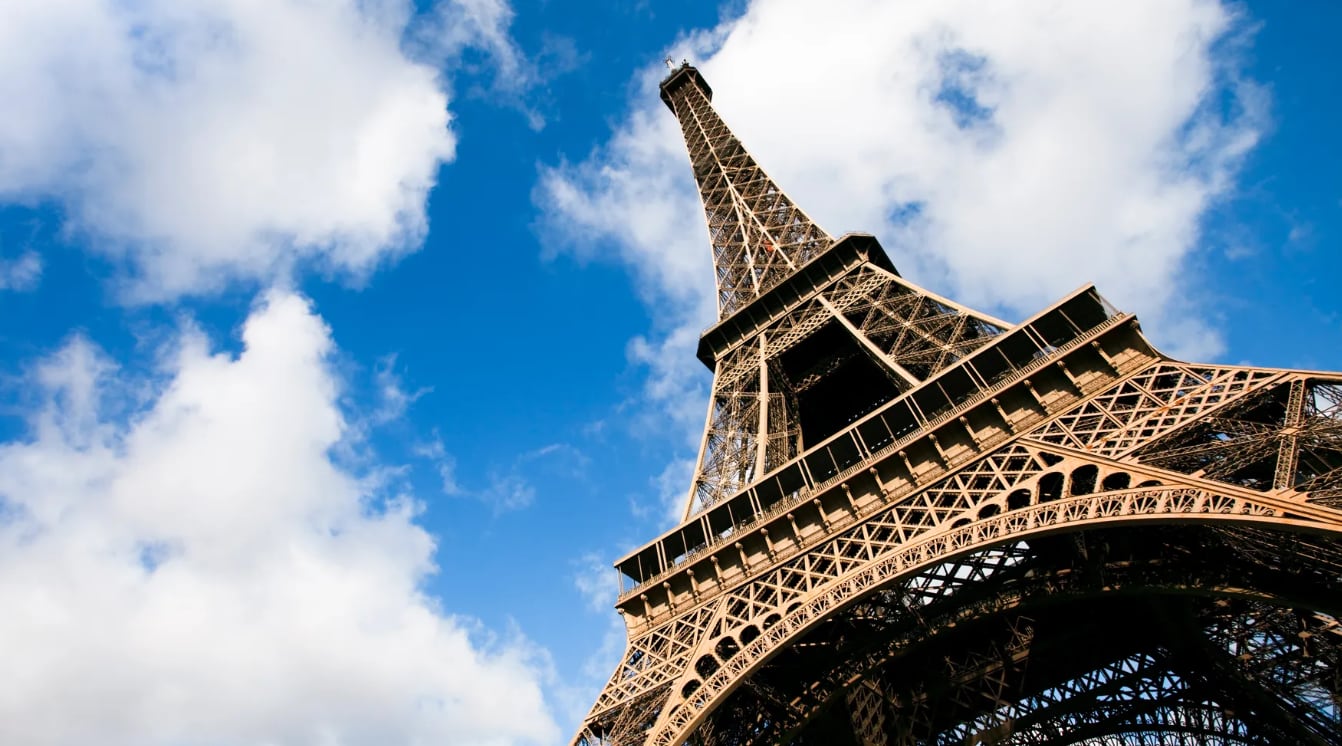 La policía parisina detuvo a dos paracaidistas por saltar desde la Torre Eiffel