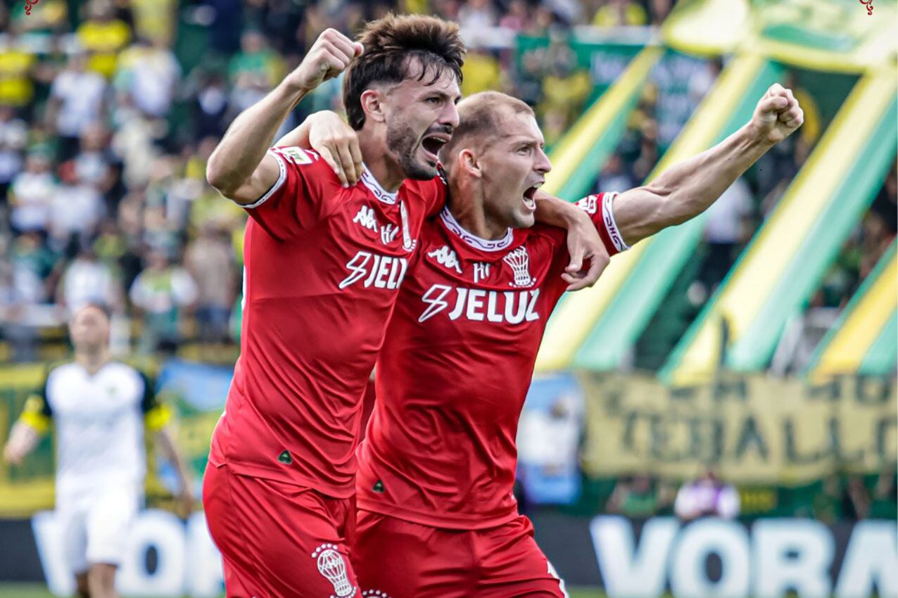 Giménez y Miljevic celebran el primer gol de Huracán