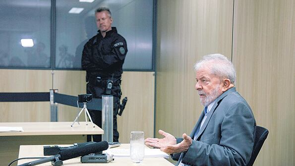 “Brasil está desgobernado, quien dicta las reglas es el ministro de Economía Paulo Guedes.”