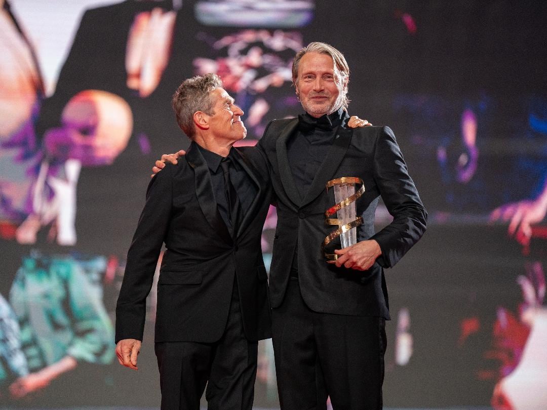 El danés Mads Mikkelsen recibió en la inauguración un premio a la trayectoria de manos de su colega Willem Dafoe. 