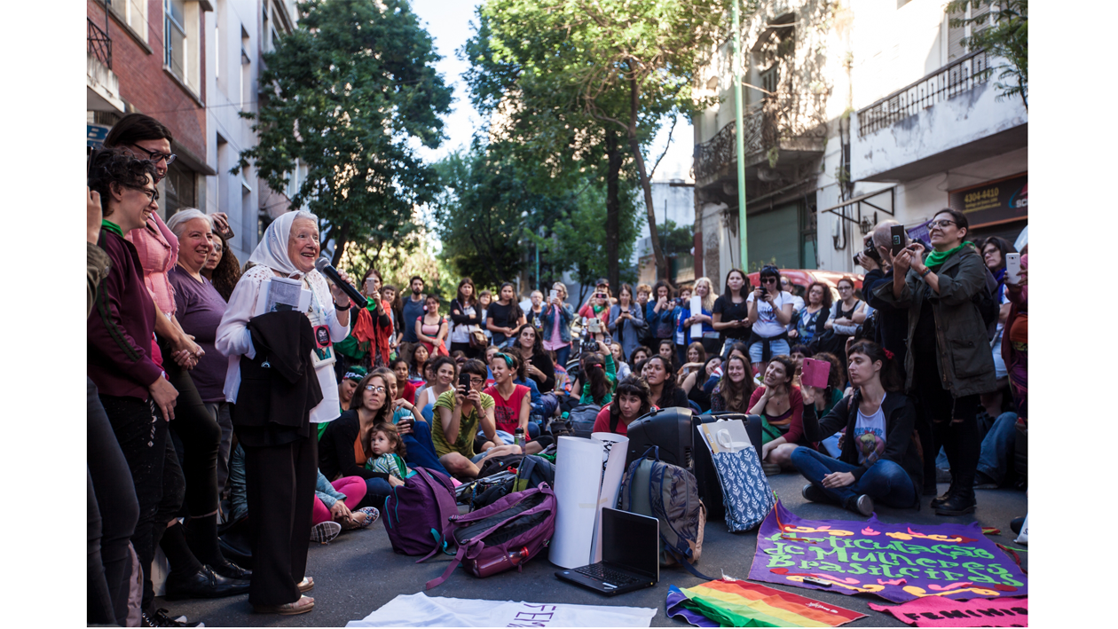 Asamblea en la calle del Foro Feminista contra la OMC, el año pasado, cuando se hizo el foro ministerial en Buenos Aires.